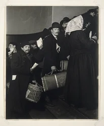 Klimmen naar het Beloofde Land, Ellis Island, 1908